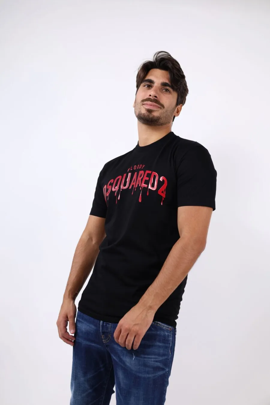 Camiseta negra con maxilogo efecto sangre