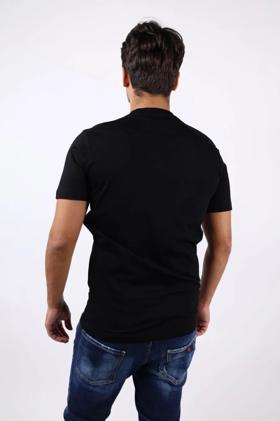 Camiseta negra con maxilogo efecto sangre