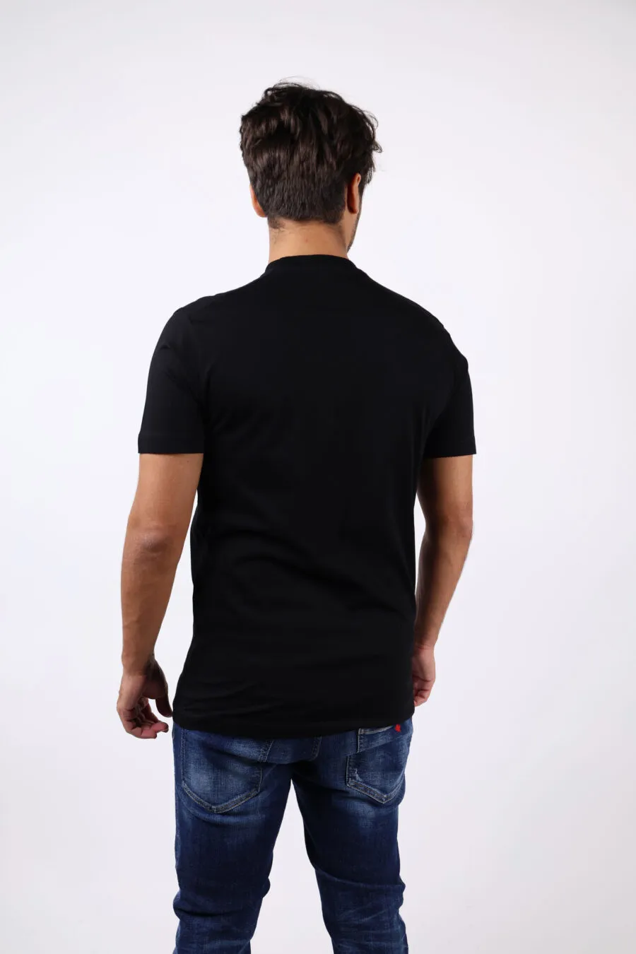 Camiseta negra con maxilogo efecto sangre