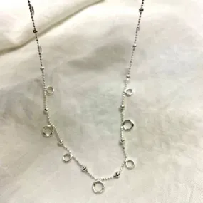 Collar con bolas y círculos Plata