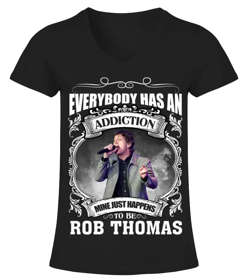 EVERYBODY HAS AN ADDICTION MINE JUST HAPPENS TO BE ROB THOMAS Camiseta cuello pico Mujer