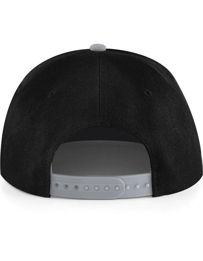 Gorra snapback color negro-gris. 