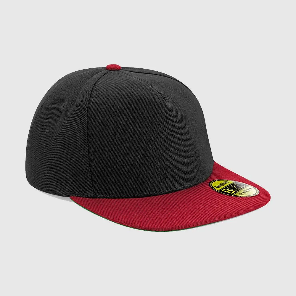 Gorra snapback color negro-rojo.