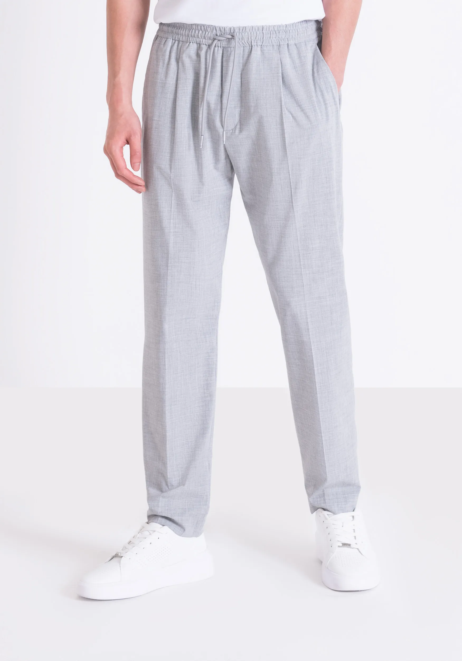 PANTALÓN REGULAR FIT «NEIL» DE MEZCLA DE VISCOSA CON CINTURA ELÁSTICA Y CORDÓN DE AJUSTE