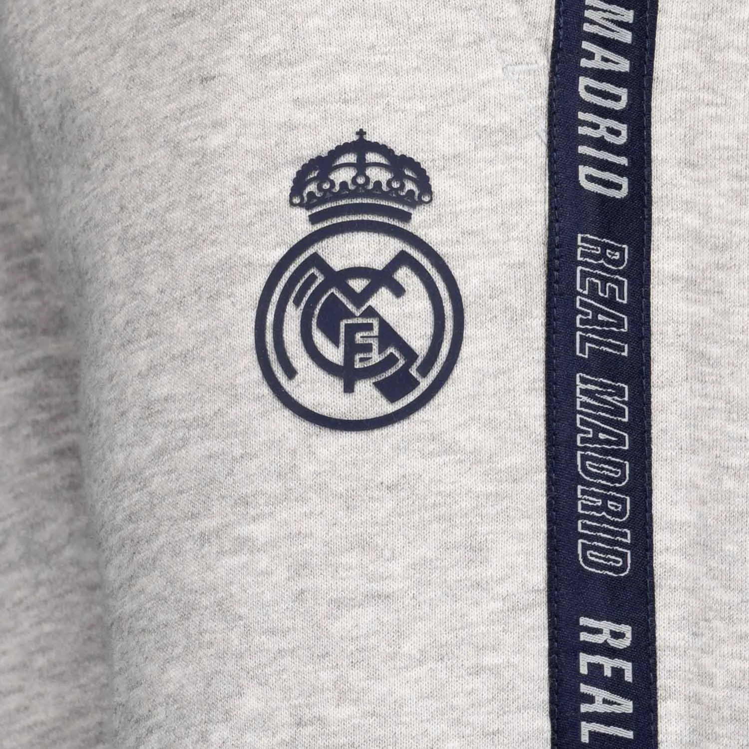 Pantalón Chándal Niños Kids on Tour Real Madrid Cinta Lateral Gris