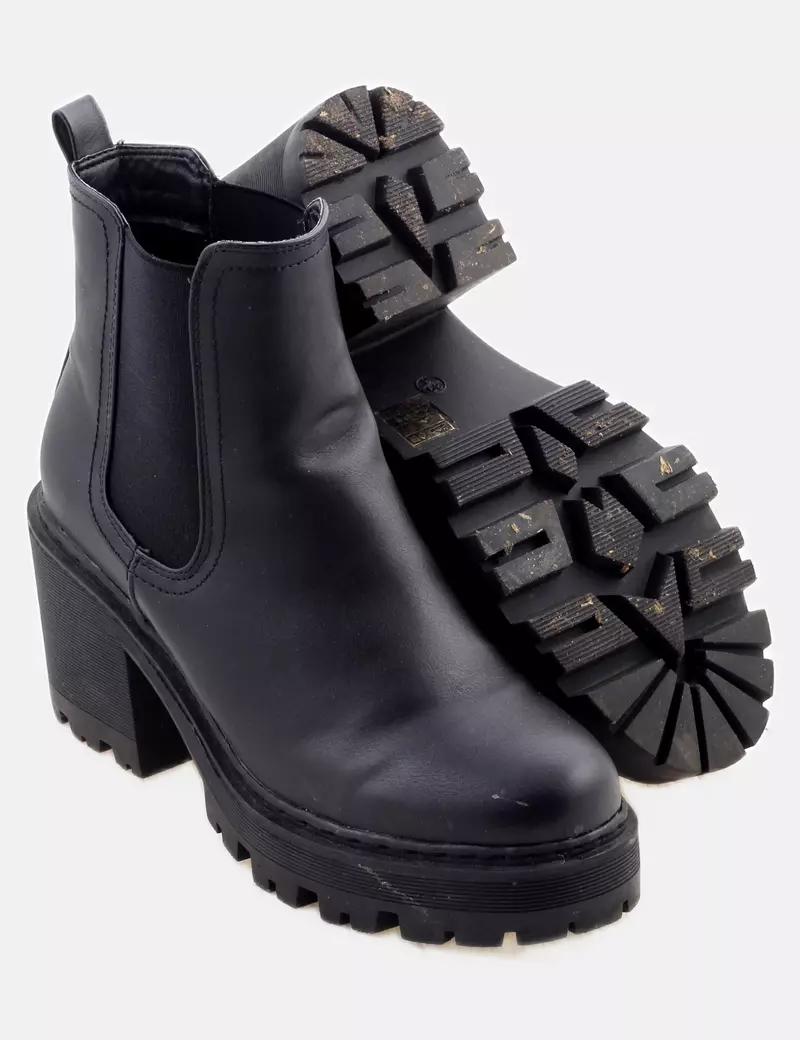 Public Desire Botas